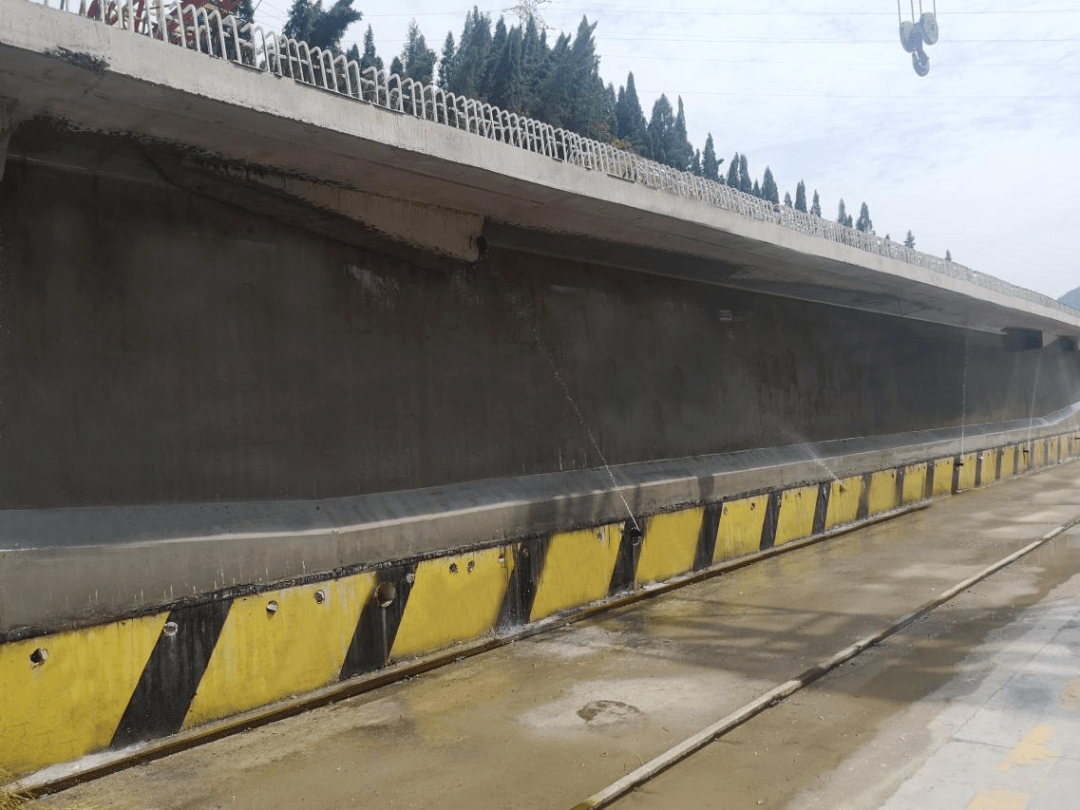 与环保理念相冲突,项目研发的预制梁场自动喷淋养护装置有效解决了