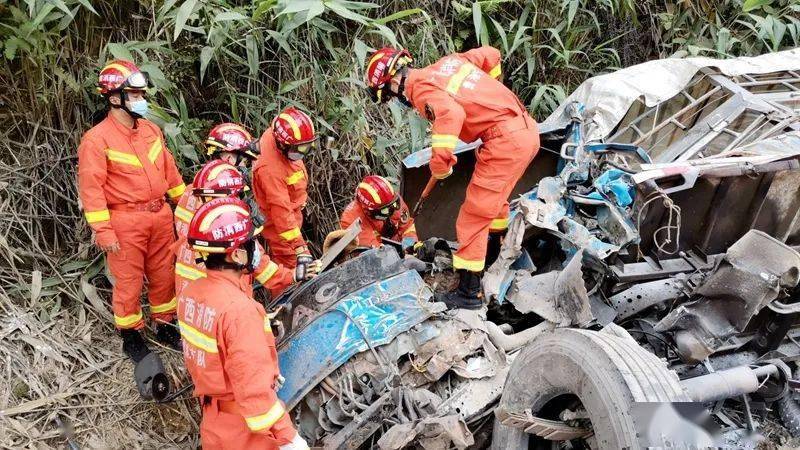惨痛67桂平s206省道小货车与轿车相撞致1人死亡