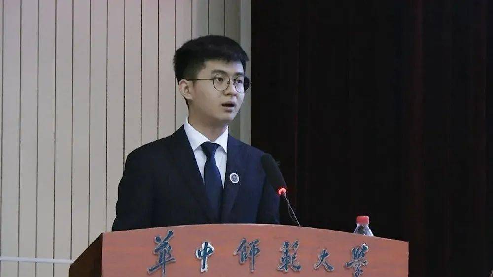 勇敢成长勇于尝试做优秀的法律人2018级法律硕士研究生黄俊逸在法学院