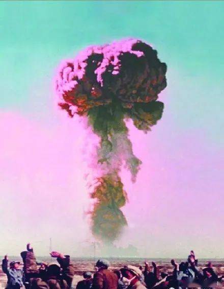 第一颗原子弹的绘画图片
