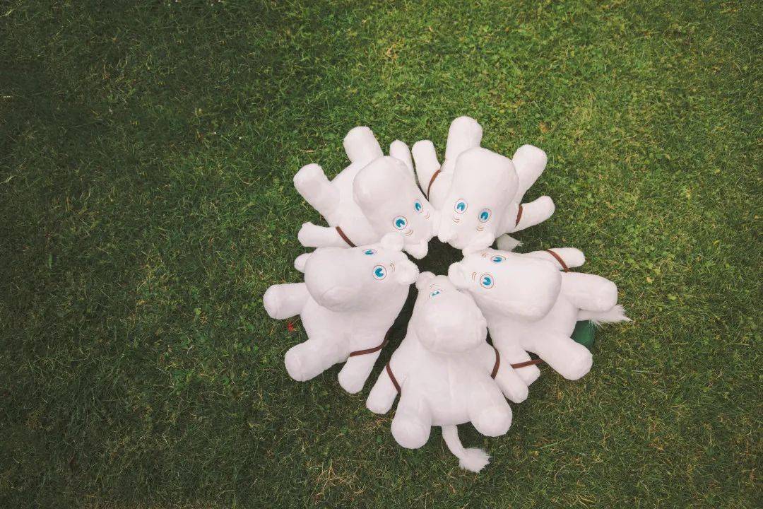 moomincharityhk.org购买姆明故事公仔,用实际行动来支持这次活动.
