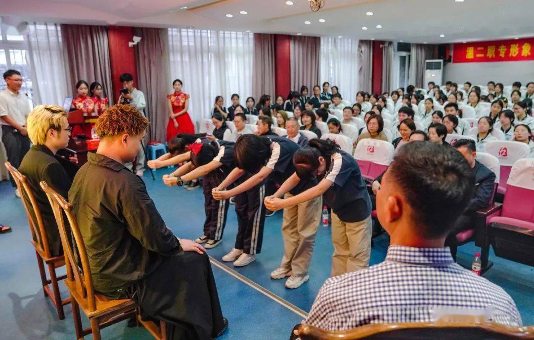 师徒结对薪火相传温二职形象设计专业举行现代学徒制拜师仪式暨林冠雄