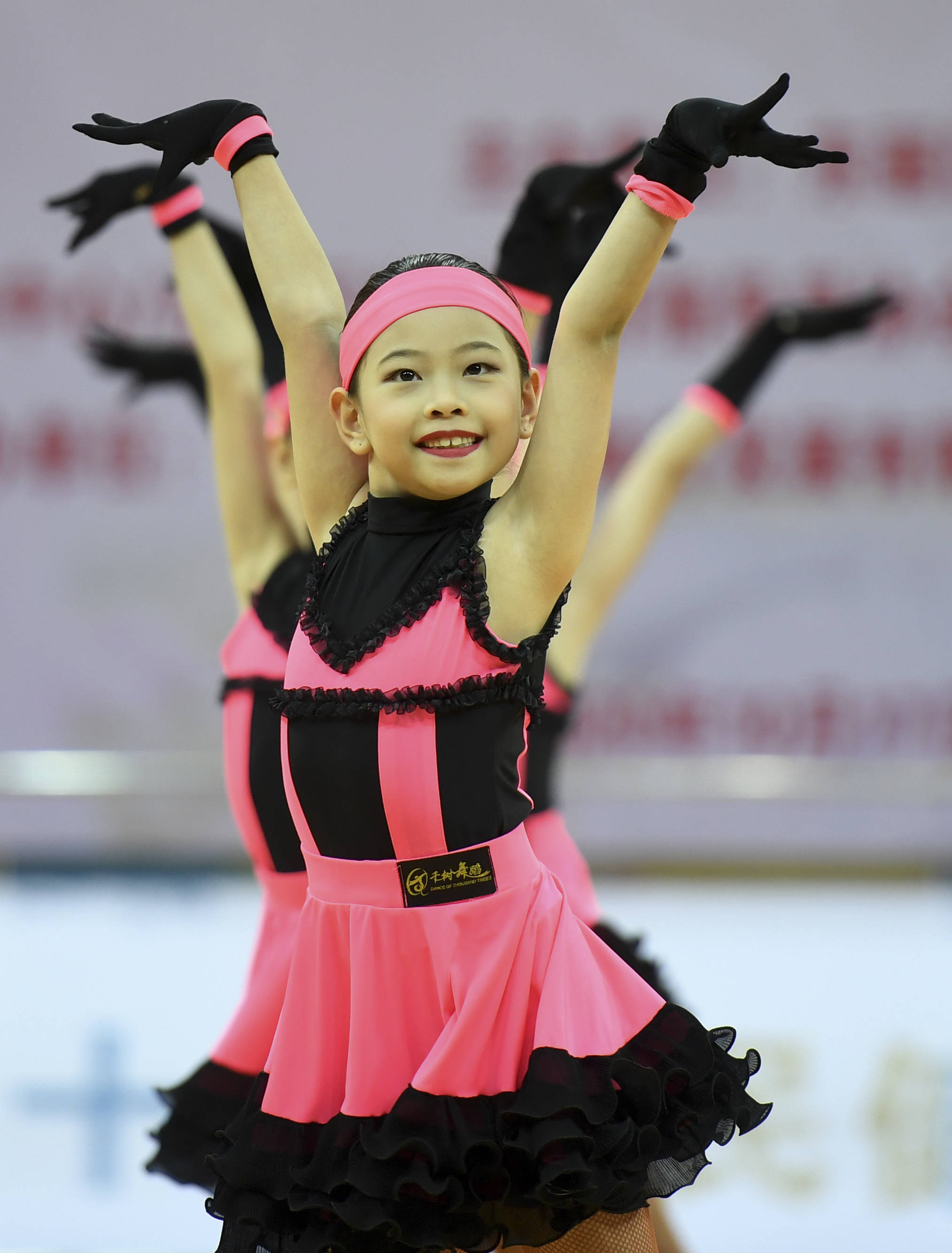 10月17日,天津市东丽区千树舞蹈学校参赛选手在健身操舞比赛中.