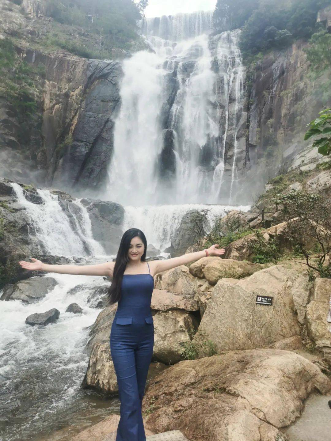 环球国际小姐姜刘晨打卡天台山大瀑布!