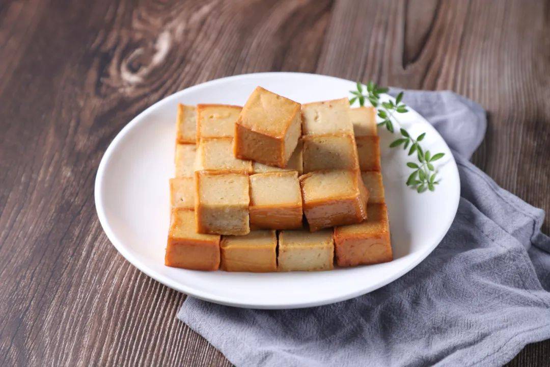 独家牛豆腐专利工艺以牛肉为主料,配以其他辅料经熟化油炸而成具有金