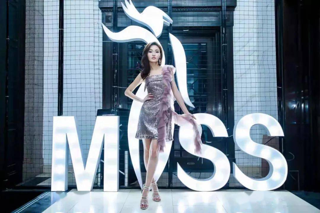 美美与共环球国际小姐姜刘晨打卡天台山大瀑布