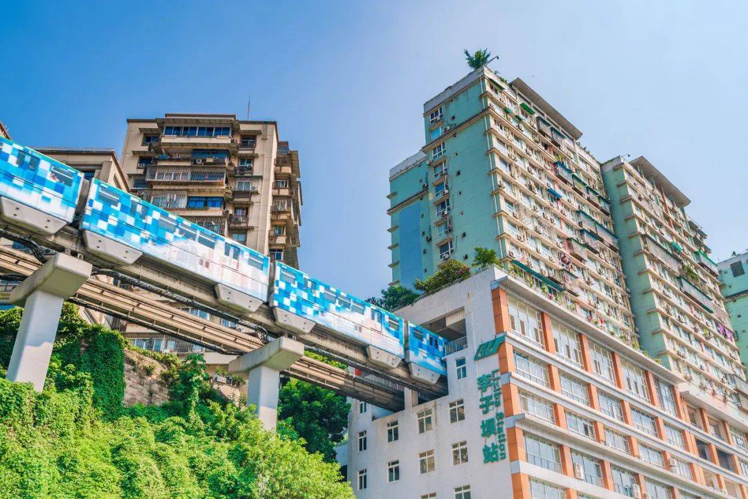 8d魔幻的重庆又火了!8天吃掉1000万桌火锅,每天400万人来此打卡.