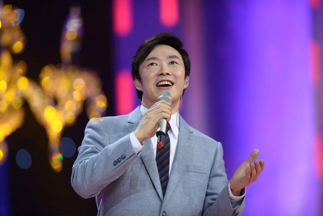 费玉清keep得相当好,依然皮光肉滑.