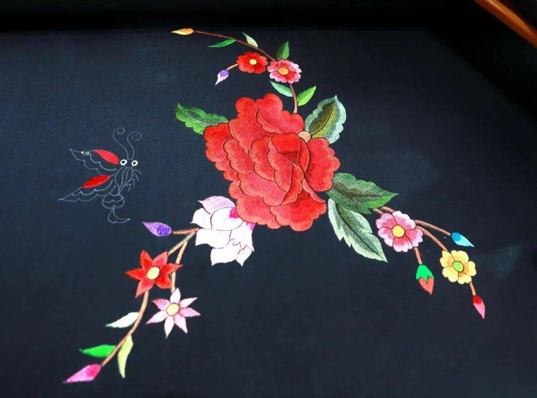 农信助力看小小苗绣惊艳海外