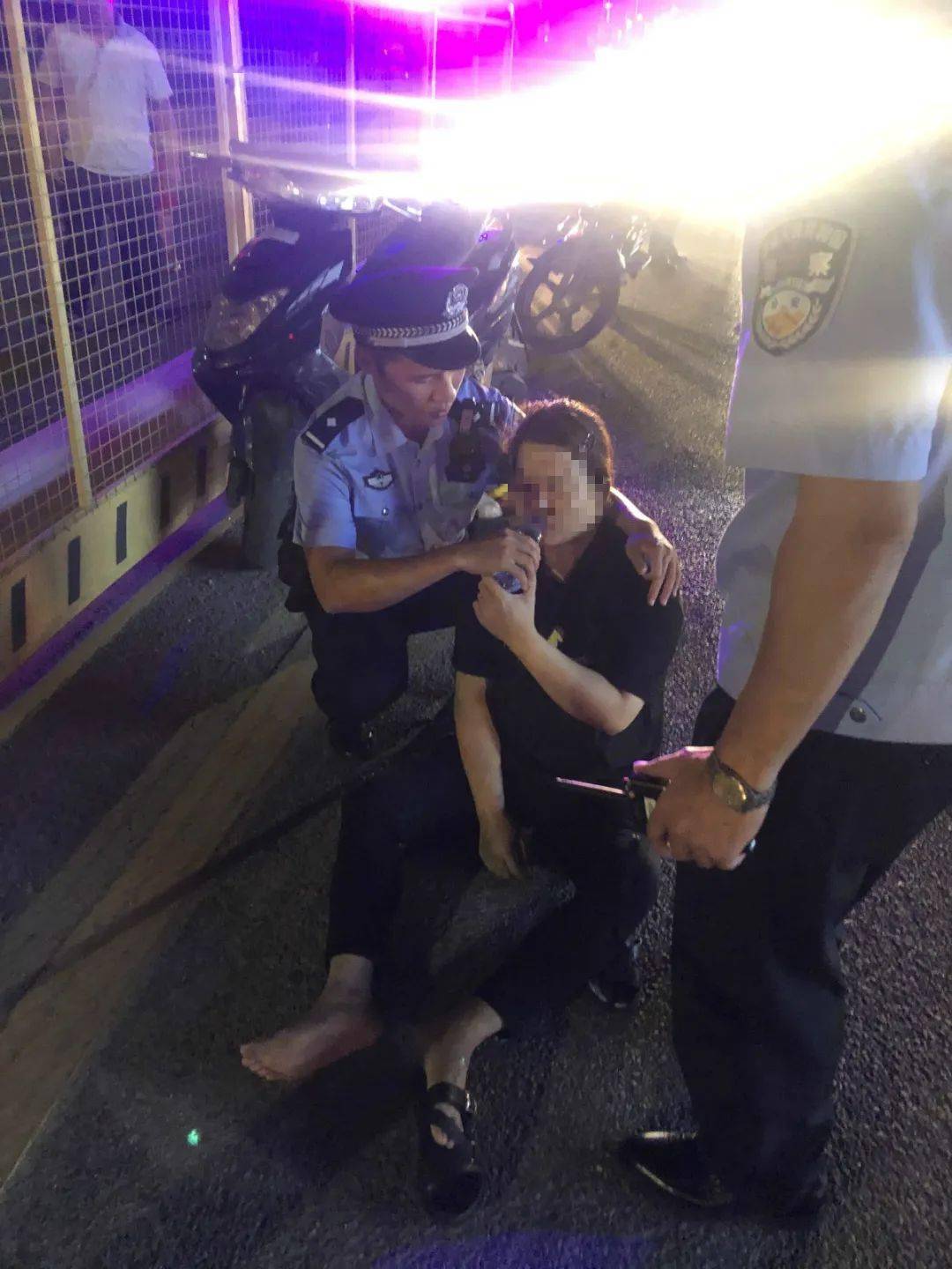 海丰一女子脸色苍白倒在地上民警现场急救
