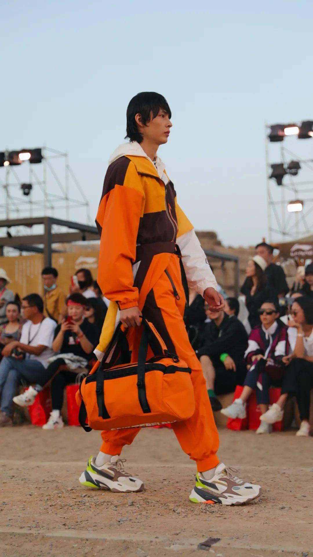 传统和现代的结合李宁的敦煌之旅为我们展示了一场文化之秀