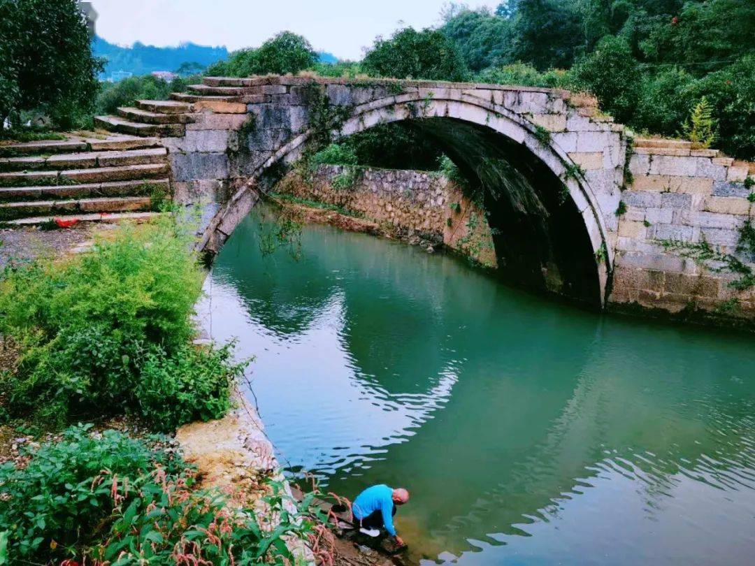 隱隱青山,迢迢碧水,一座座橋樑橫架其間,造就了咸寧