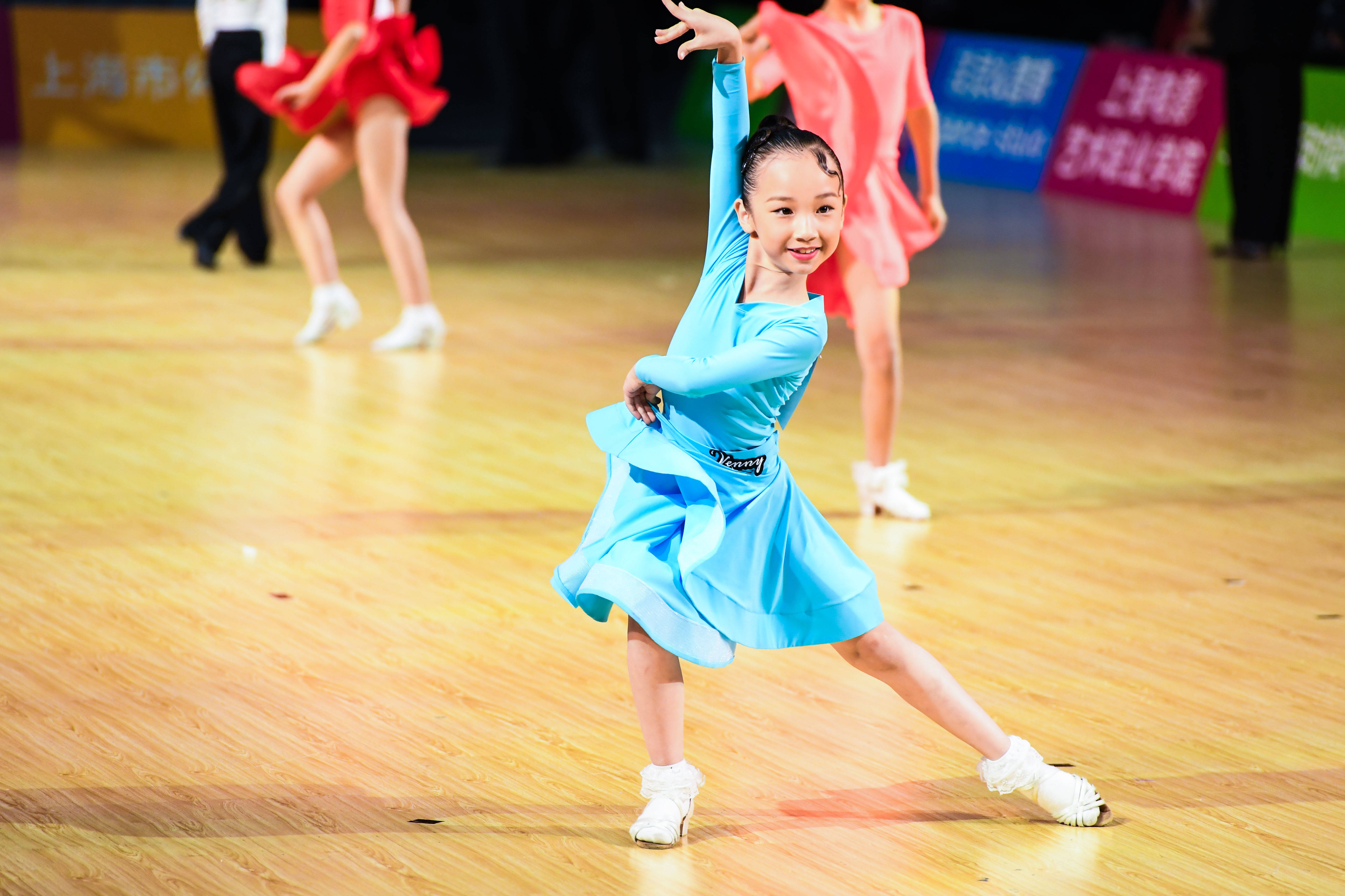 逾万名拉丁舞小选手参加,第八届荧星杯国标舞公开赛落幕:少儿体育