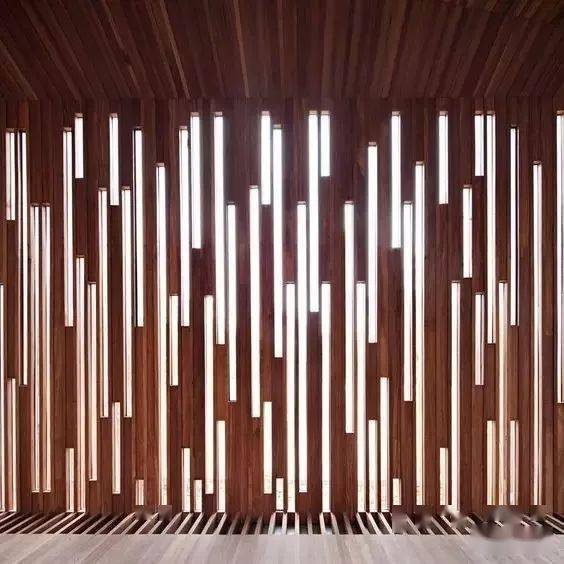 的造型木格栅用作围墙呈现出一处温馨的户外居所和煦阳光的斑驳光影