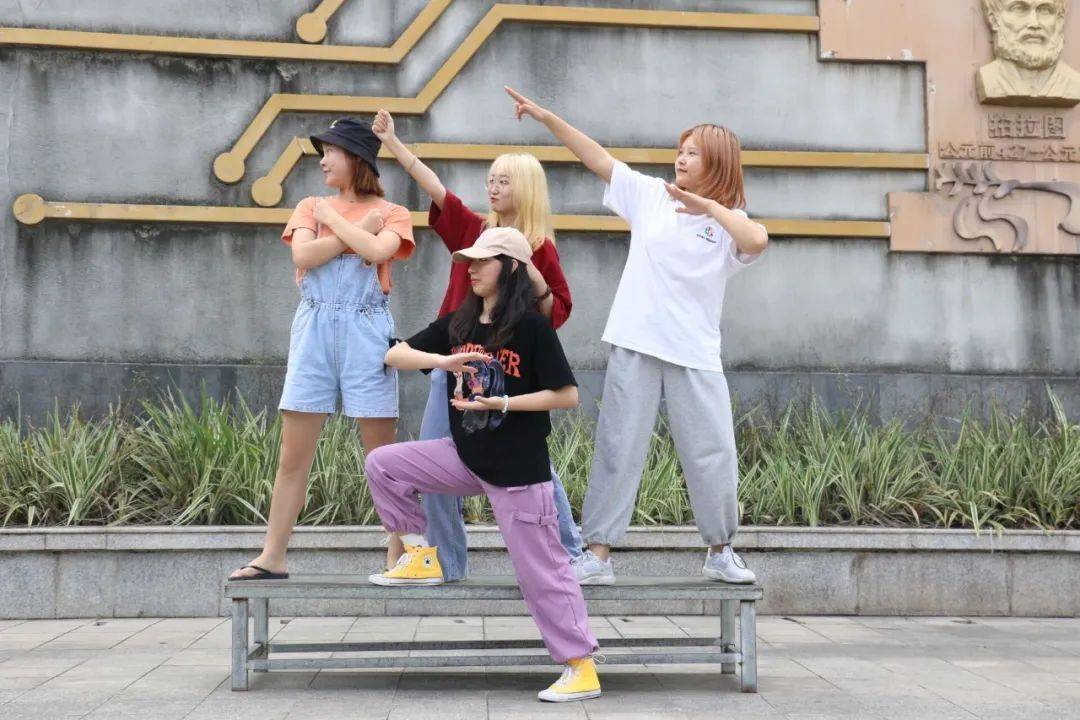 学着奥特曼的拍照姿势仿佛一下子回到了小时候的夏天穿着大裤衩 一双