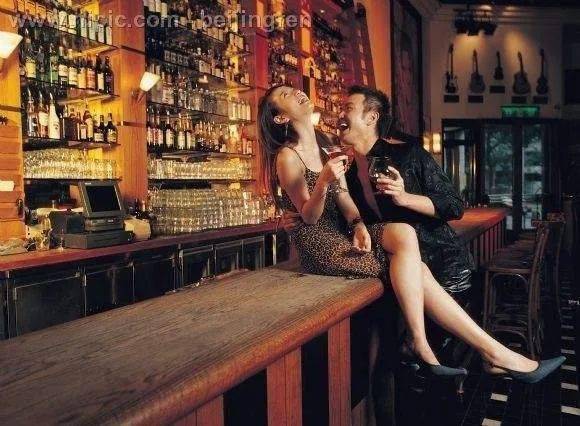 萍乡一男子酒吧调戏别人的女朋友 然后