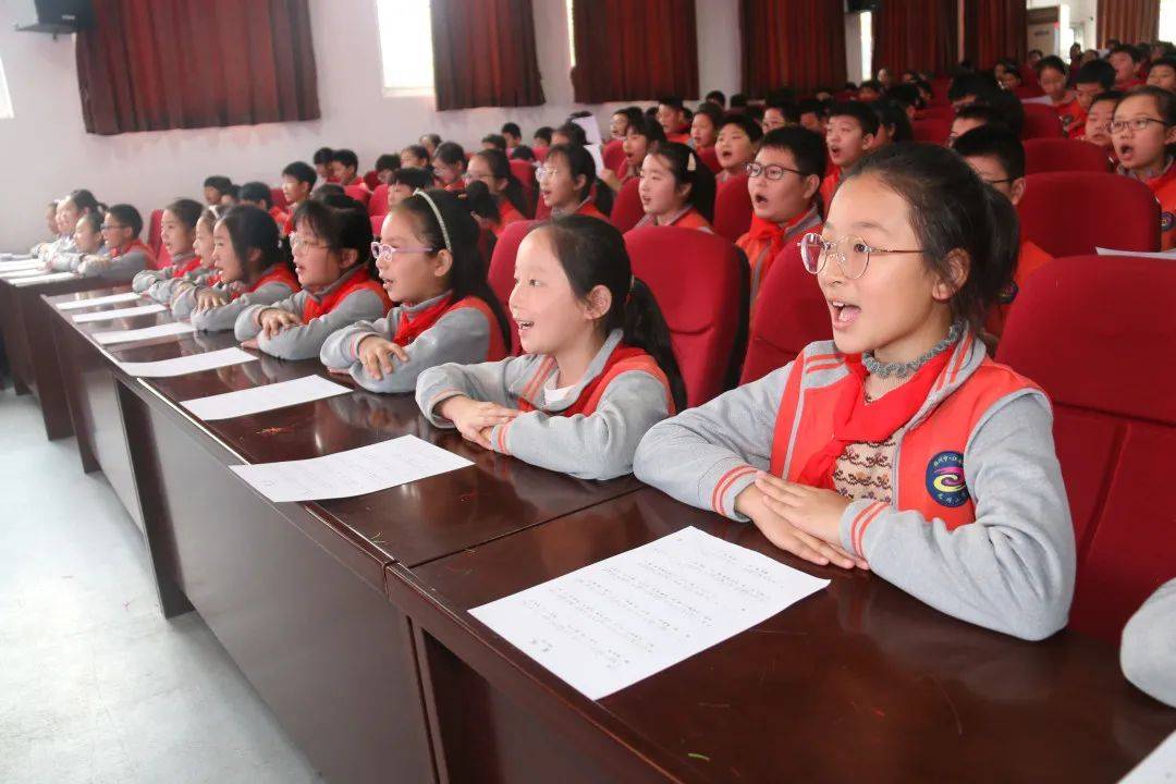 校园快线唱响华夏归桑梓爱心助学传家风青年歌唱家汤非走进龙川小学