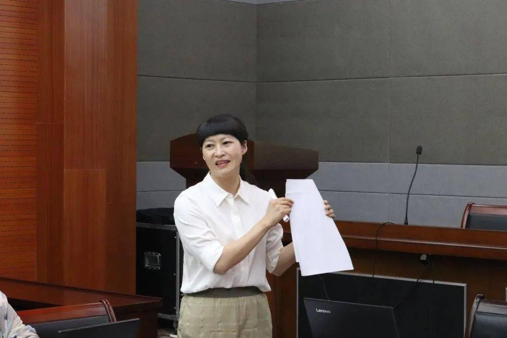 白塔镇第二小学副校长蒋小美和语文教研组长姜伟燕老师分别做了《在"