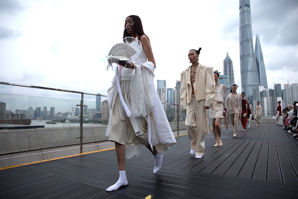 "观看走秀的时尚买手明子表示,开放式的城市t台延展了设计师的发挥