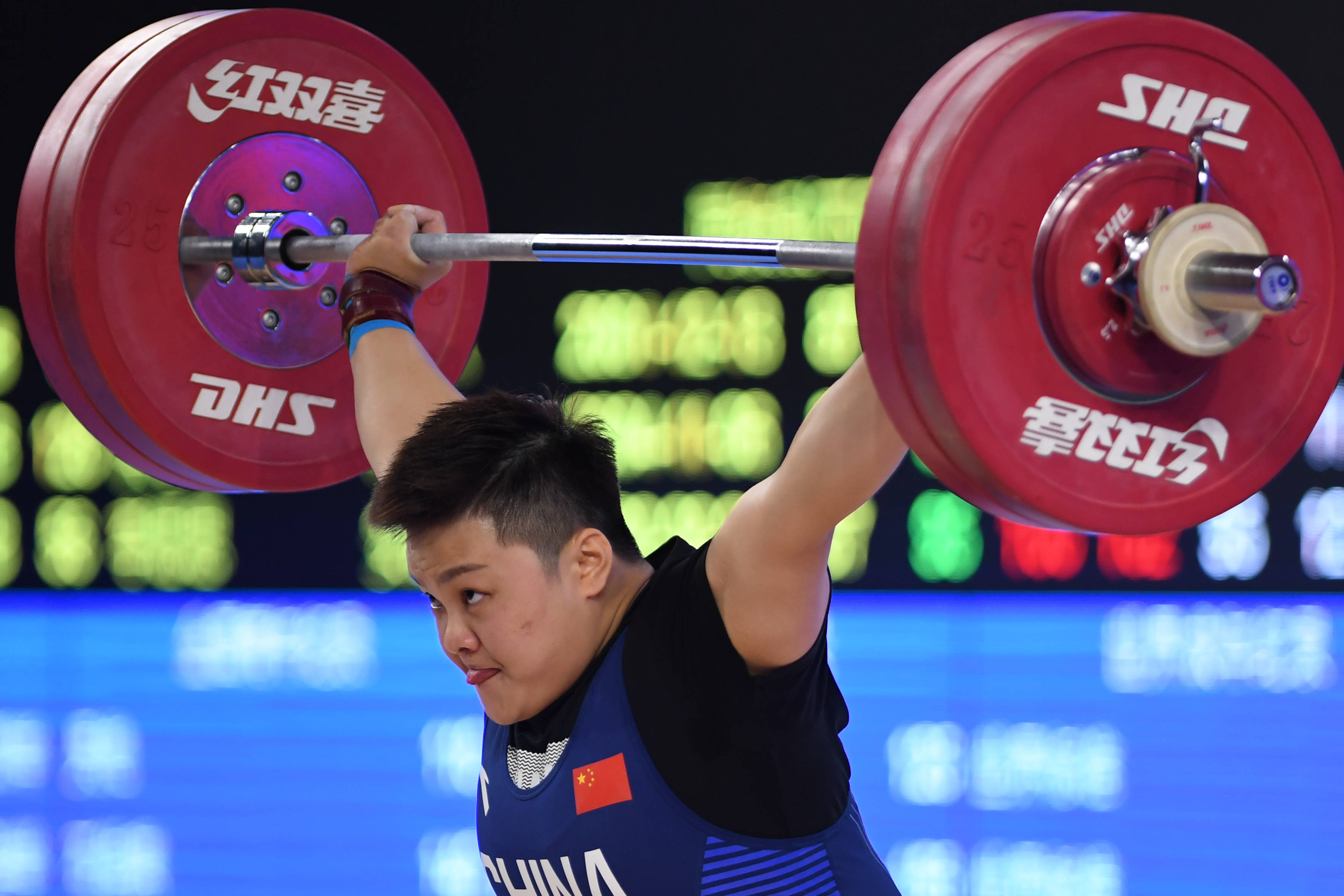 举重——全国女子举重锦标赛:汪周雨打破三项全国纪录