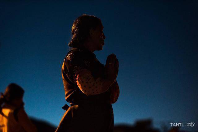 磕头朝圣的人在其五体投地的时候,是为"身"敬;同时口中不断念咒,是为"