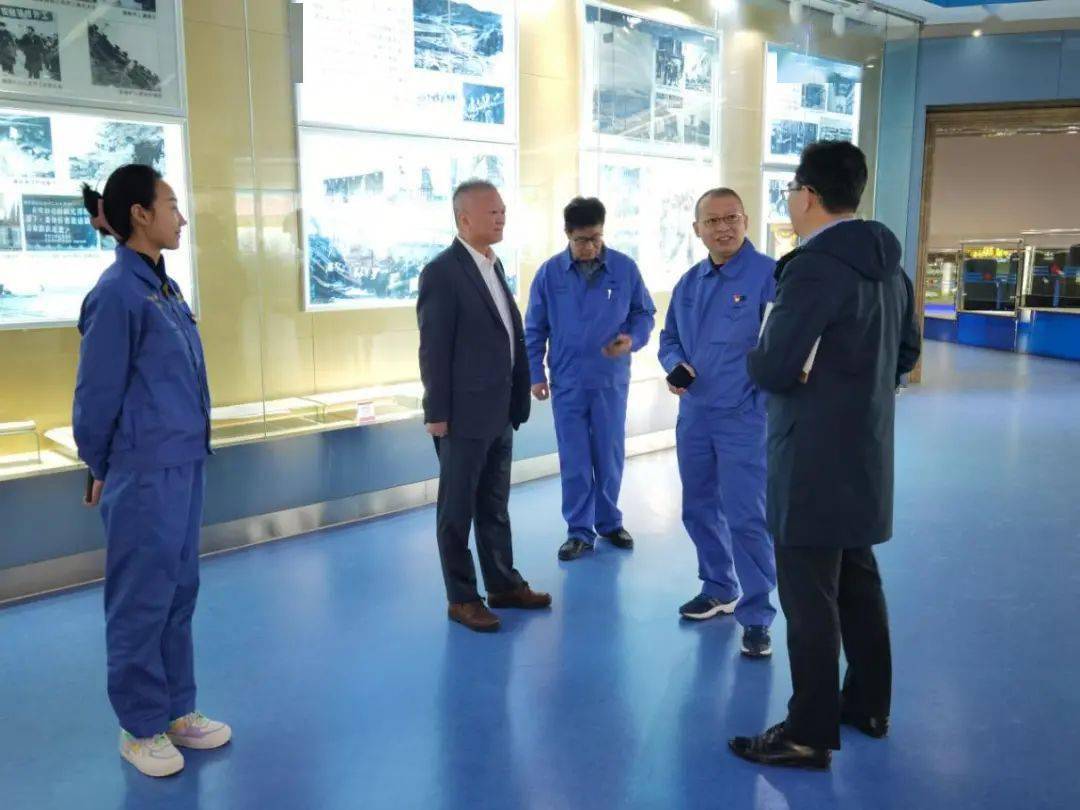 期间,成东全陪同李晶一行参观了酒钢展览馆,观看了酒