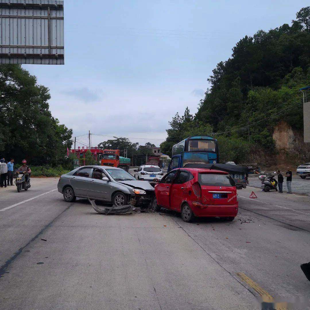 五华2小车1大客车3辆车碰撞三轮车被大货车撞翻
