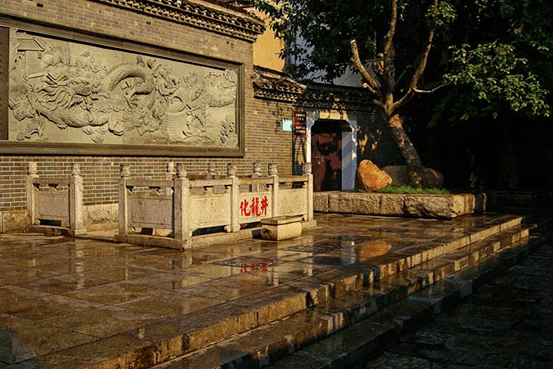 人间烟火化龙池,曾是墨香氤氲处