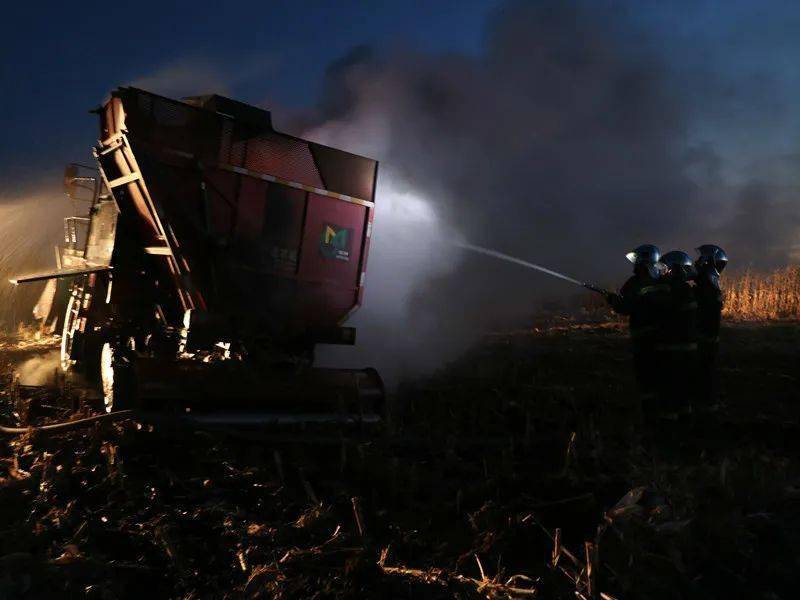 开鲁一收割机着火