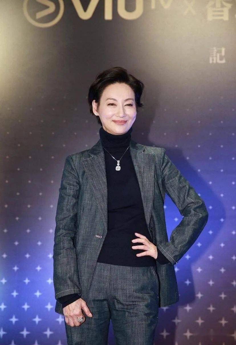 惠英红越老越有气质焦糖色短发配印花百褶长裙真时髦