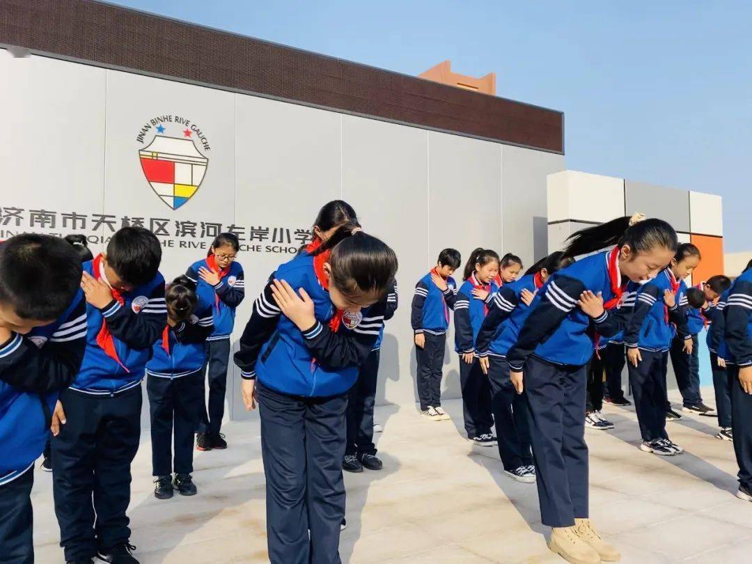 情暖金秋爱在重阳济南市天桥区滨河左岸小学举行重阳节主题升旗仪式