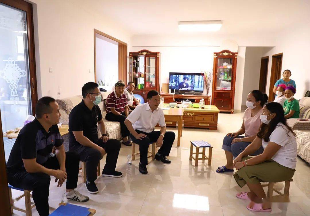 "杨世庄代表州委,州政府向窦宏新同志的家属致