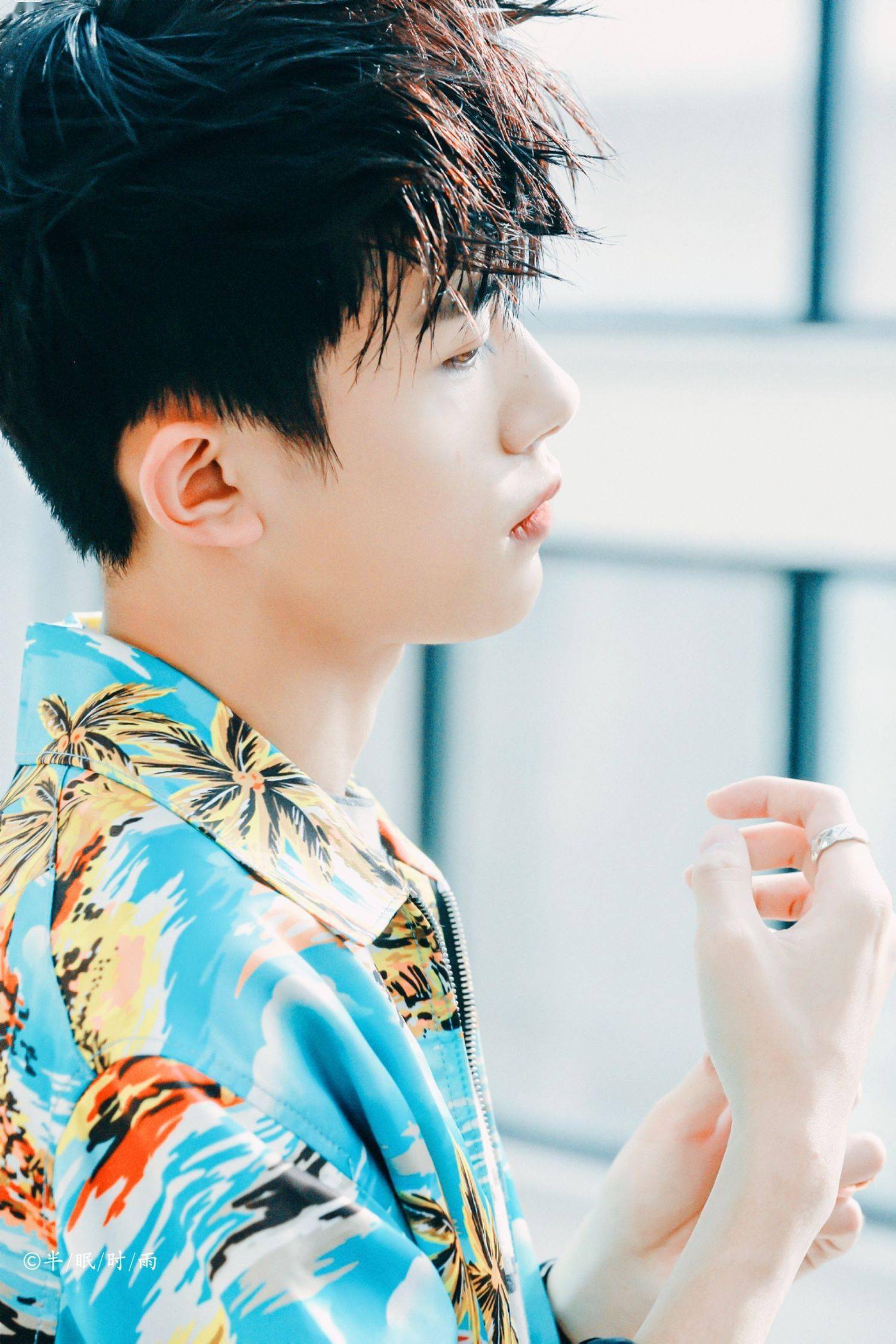 易烊千玺清爽帅照来袭夏天的风吹来少年感