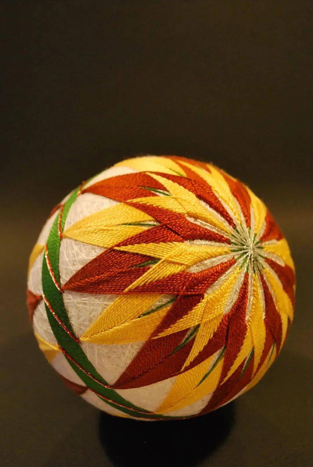 97岁奶奶手绣"花球"30年,作品爆火:前半世谋生,后半世谋爱