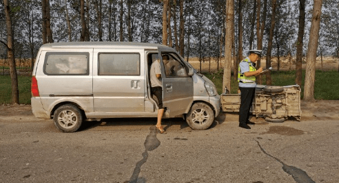 当心面包车着急回家行至夏邑一村庄路口时酿车祸