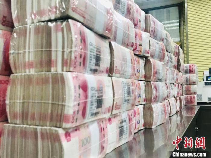 人民币整齐摆放,等待装箱送往金库.(资料图) 艾庆龙 摄