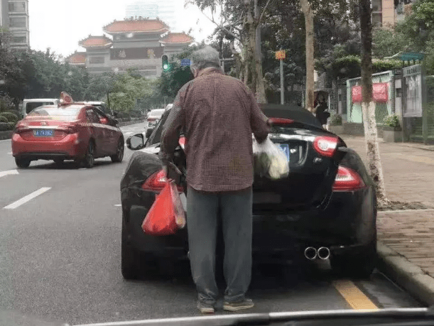 广东包租公7栋房收租60万却说生活没意义跑去开出租车