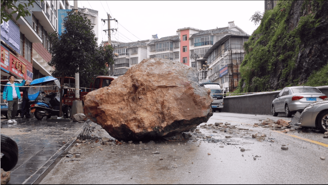 连续降雨致巨石滚落,所幸无人员伤亡