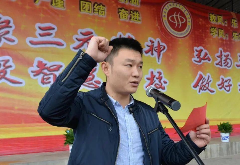 宁乡一中教师张志勇代表裁判员宣誓.欧正坤宣布运动会开幕.