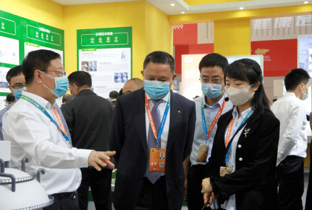 局长张务锋参观中储粮展厅开幕式后,福建省委副书记,省长王宁与国家