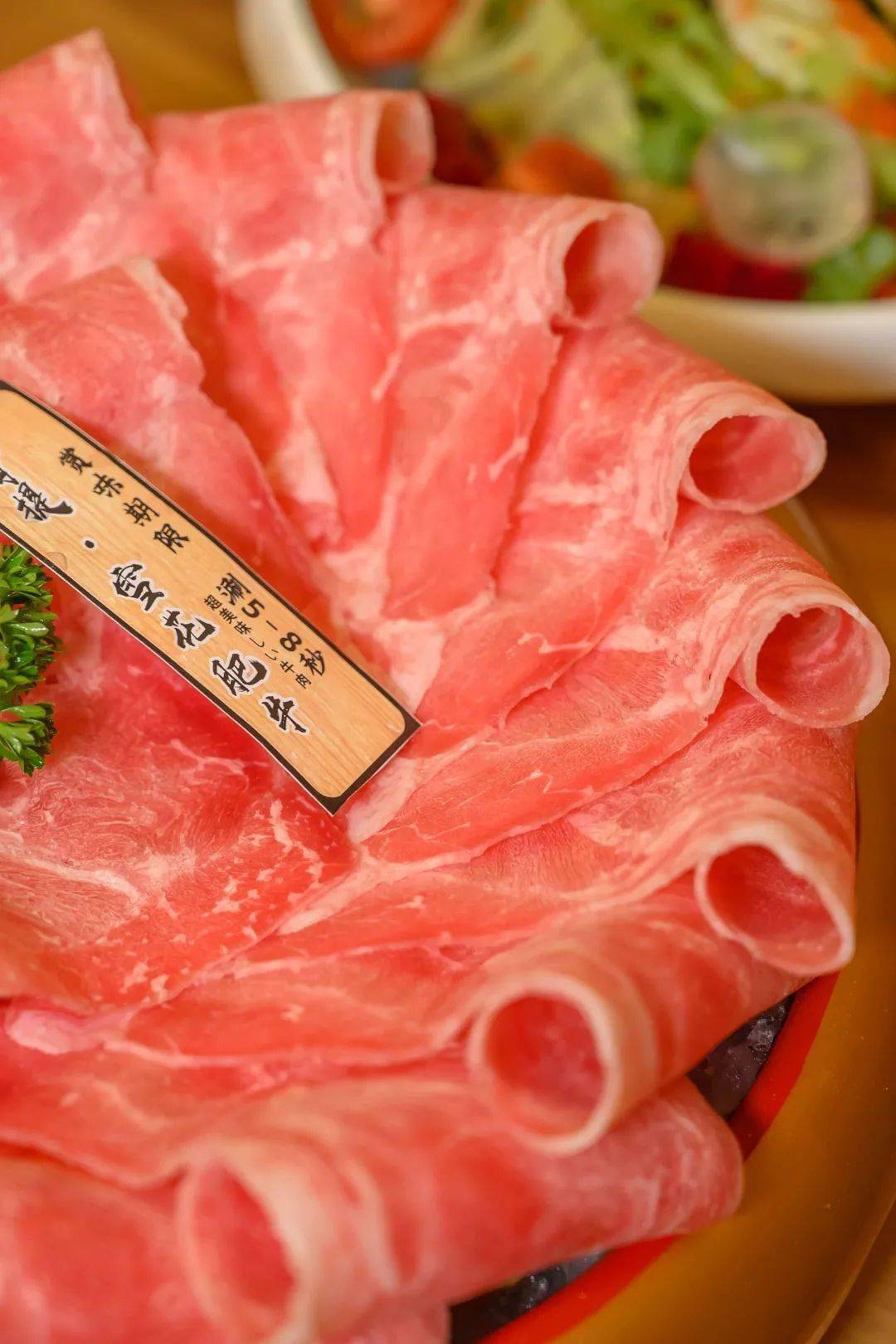 睛在众多具有艳丽红色的和牛中摆盘造型可爱的不行突然端进一头"小香