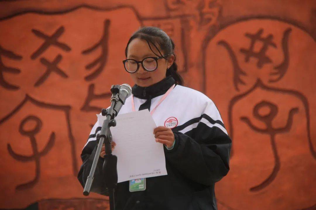 发放100万元理塘县五百余名师生受新都区高原情教育梦基金奖励资助
