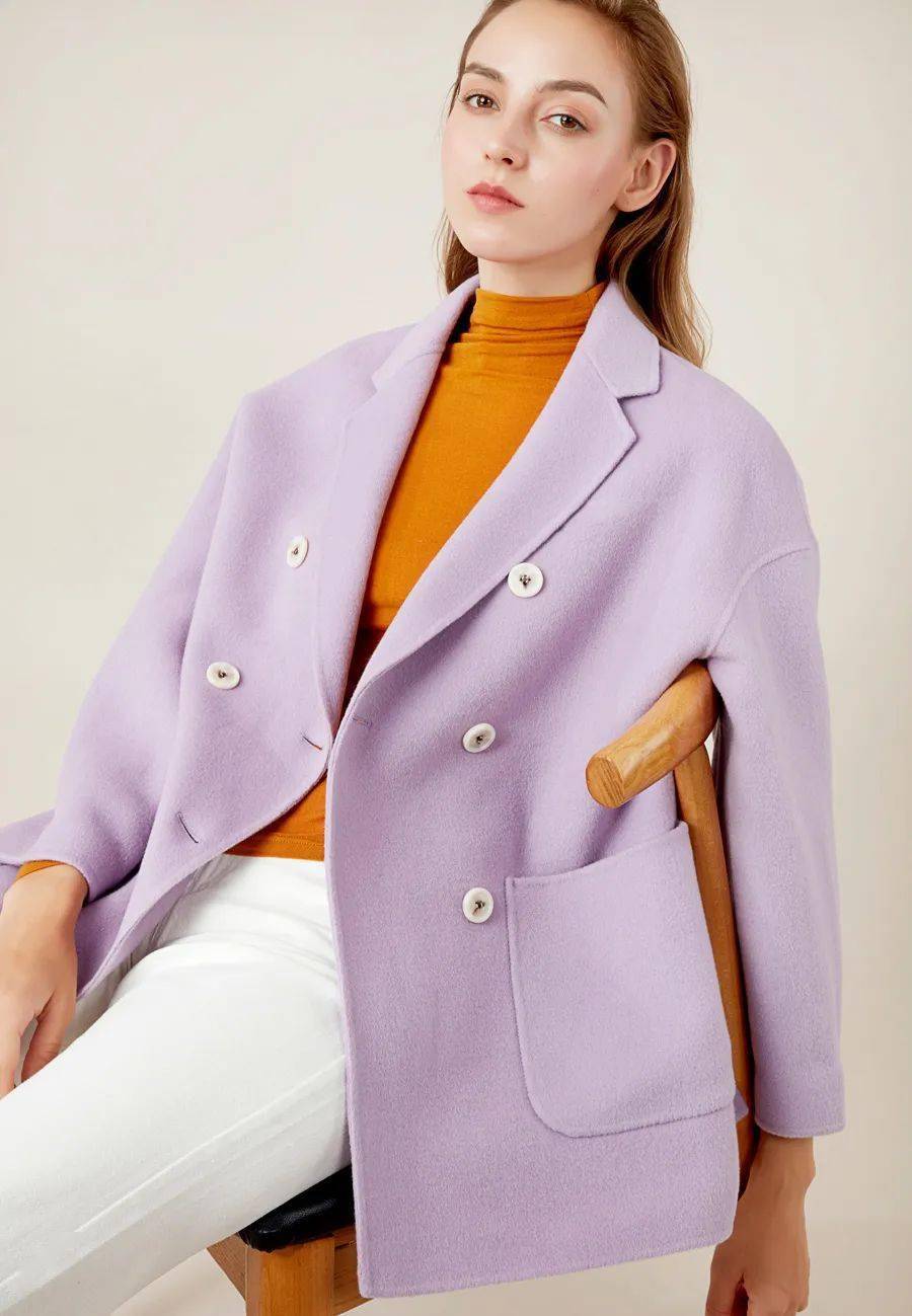 这种紫色,还被列为2020年潘通色的"秋冬流行色系"之一,淡淡的有种透明