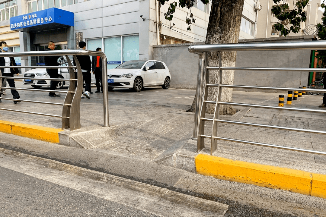 特殊群体出行更方便!门头沟196个公交站台完成无障碍改造_坡道