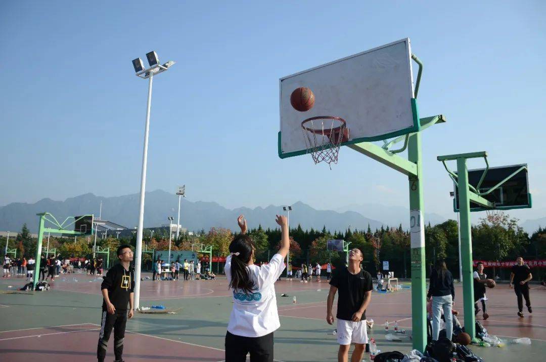 友谊篮球赛校会也有球场上的热血碰撞