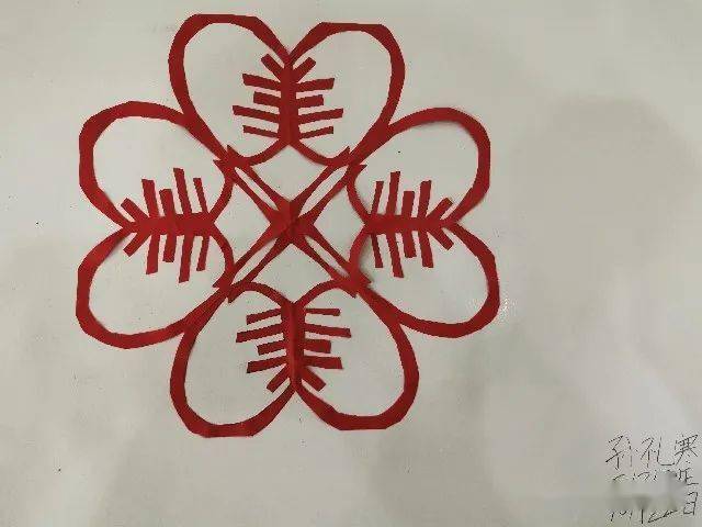 关井小学少年宫:美术一周剪纸作品之对称字的设计剪裁