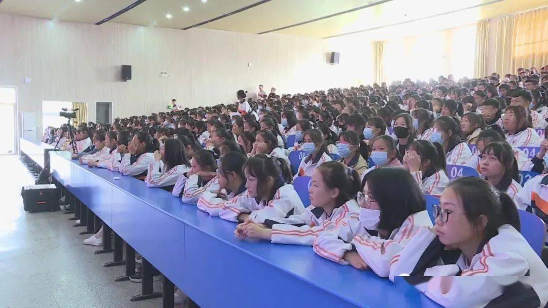 向他们学习抗疫先进事迹报告会走进平罗县职教中心