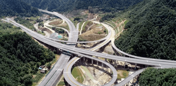 太白县至凤县高速公路是陕西省高速公路网规划的18条联络线之一,也是