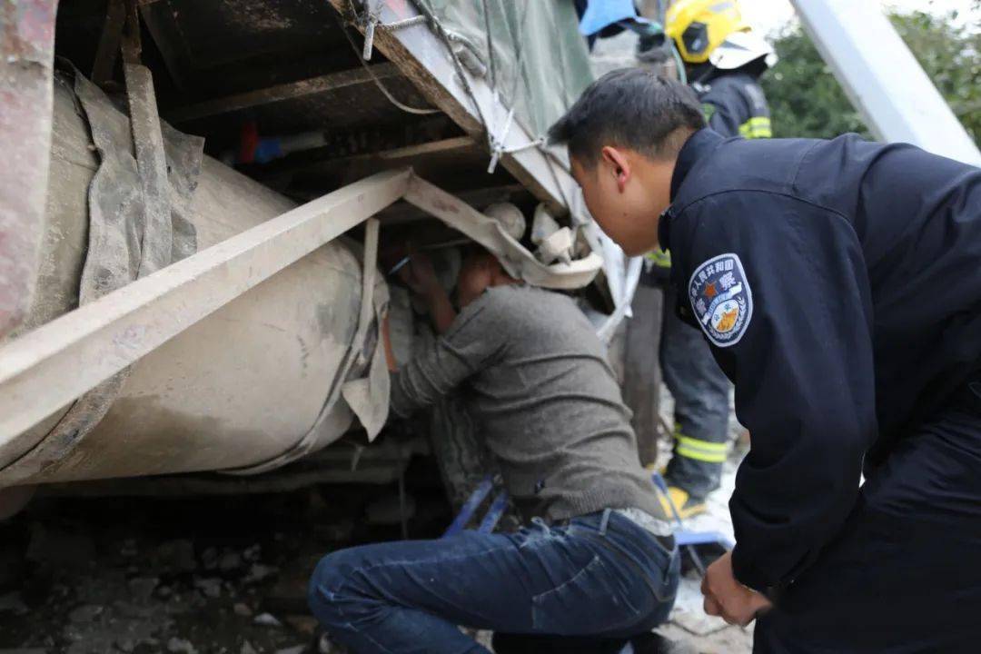 事發施秉!貨車失控衝進修車廠,撞上廠房,駕駛員被困