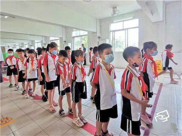 小餐桌大文明里水小学以奖励机制鼓励学生争当光盘小卫士